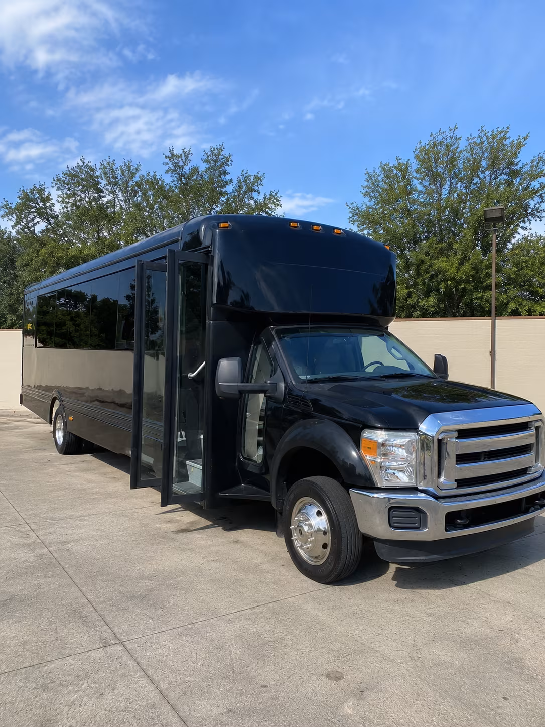 southfield 20 passenger party bus